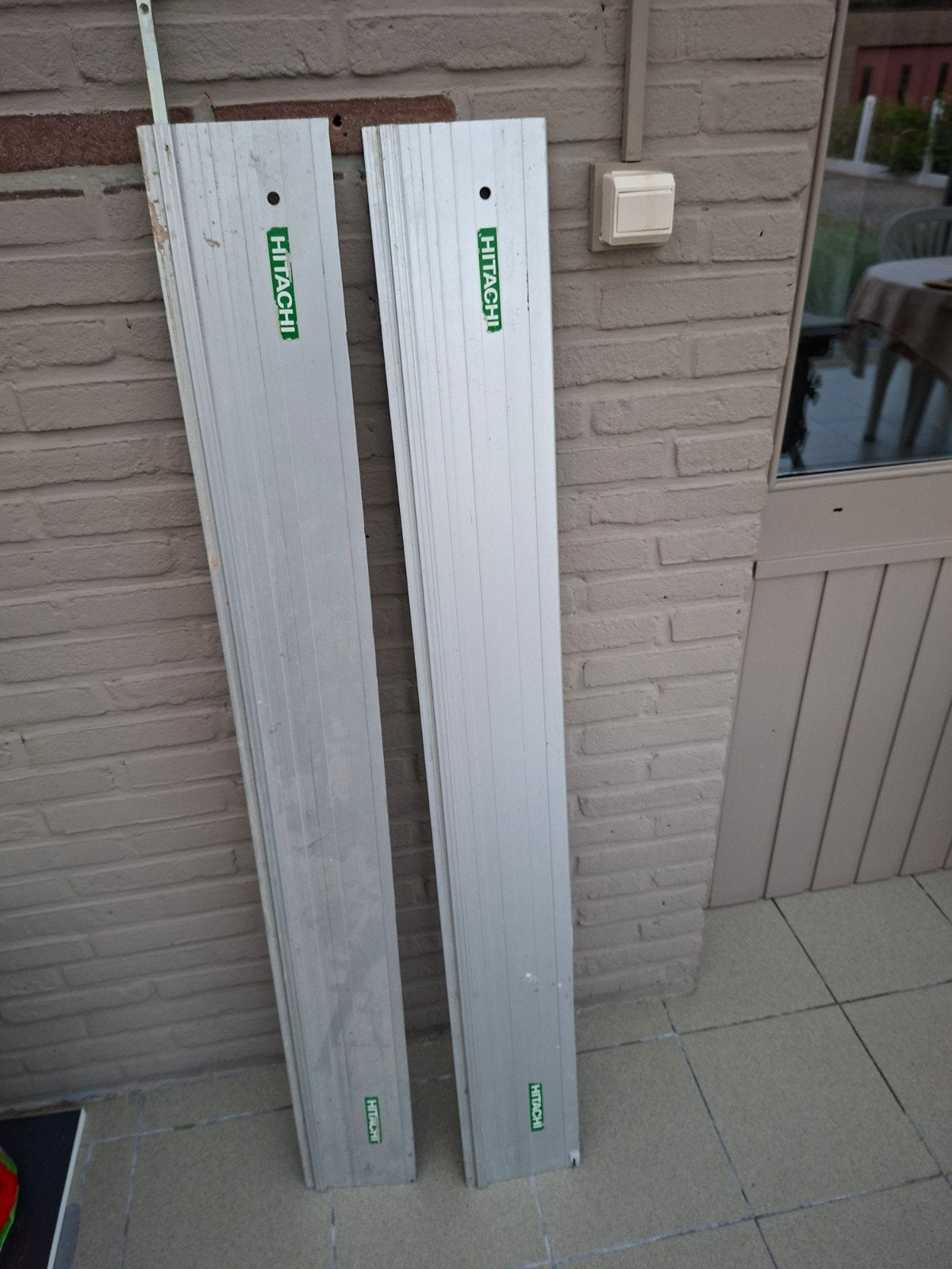 Twee Hitachi geleiderails 1400 mm, Ophalen, Gebruikt