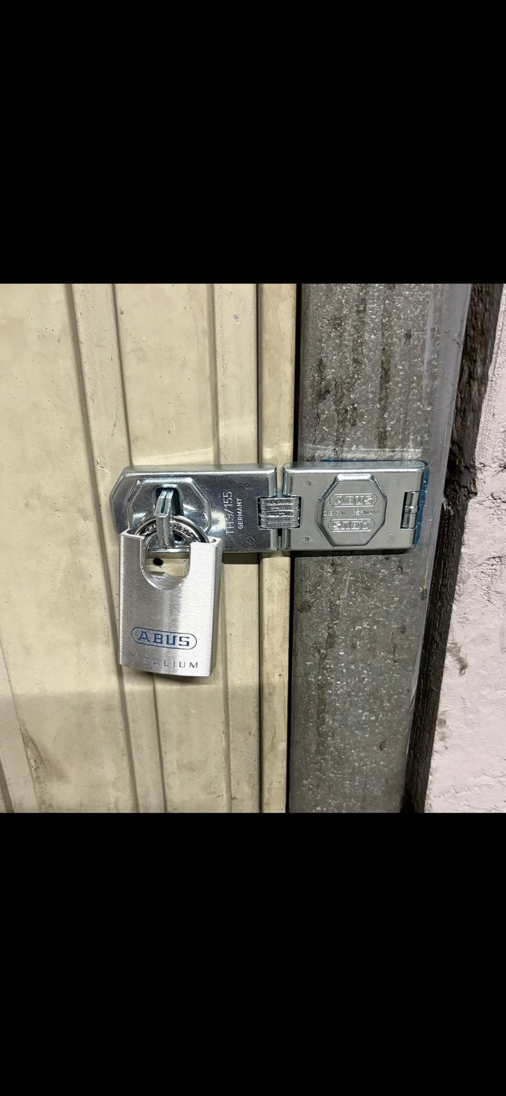 Abus hangslotdeur + Abus-hangslot met hoge beveiliging, Ophalen, Zo goed als nieuw, Koper of Messing, Klink of Kruk