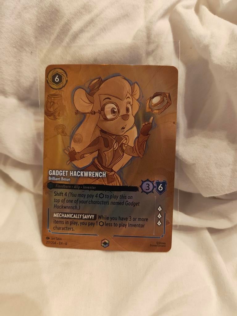 Disney Lorcana TCG: Gadget Hackwrench, Briliant Bosun Enchan, Ophalen of Verzenden, Zo goed als nieuw, Losse kaart, Foil