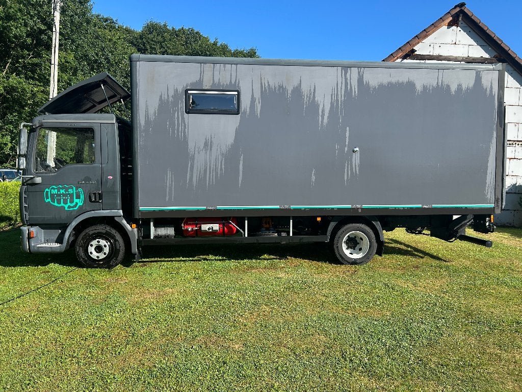 man 8-180 ingericht auto-motocross! 70000 km!, Caravans en Kamperen, Mobilhomes, Bedrijf, Buscamper of Camperbus, 8 tot 9 meter