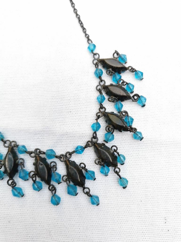 Halsketting zwart metaal blauwe parels. Halssnoer nieuw., Bijoux, Sacs & Beauté, Colliers, Enlèvement ou Envoi, Neuf, Noir, Synthétique