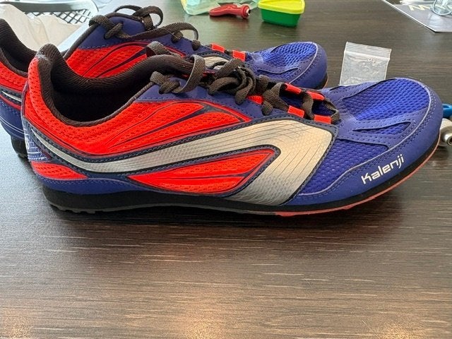 Spikes mt 42 new Kalenji met verschillende noppen en draaier, Ophalen of Verzenden, Nieuw, Hardlopen, Spikes