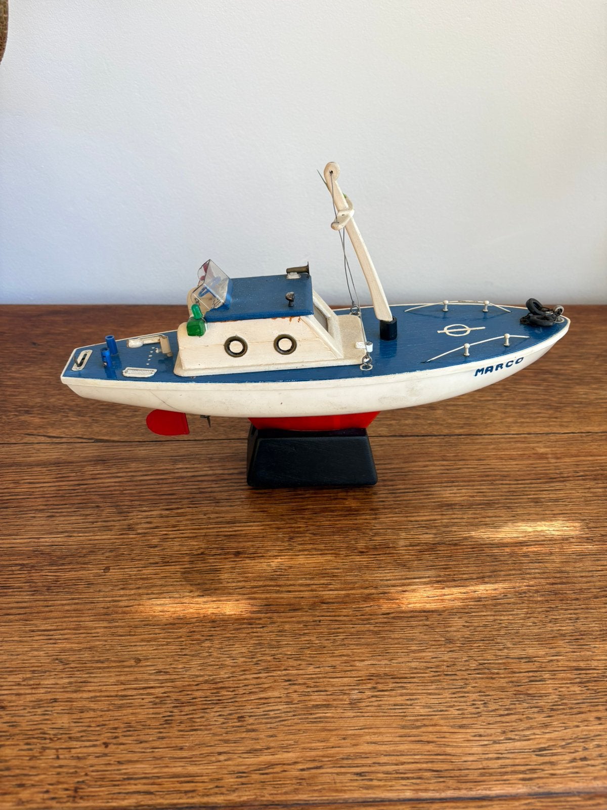 Houten bootje met kunsstof onderkant( 34cm), Hobby & Loisirs créatifs, Enlèvement, Utilisé