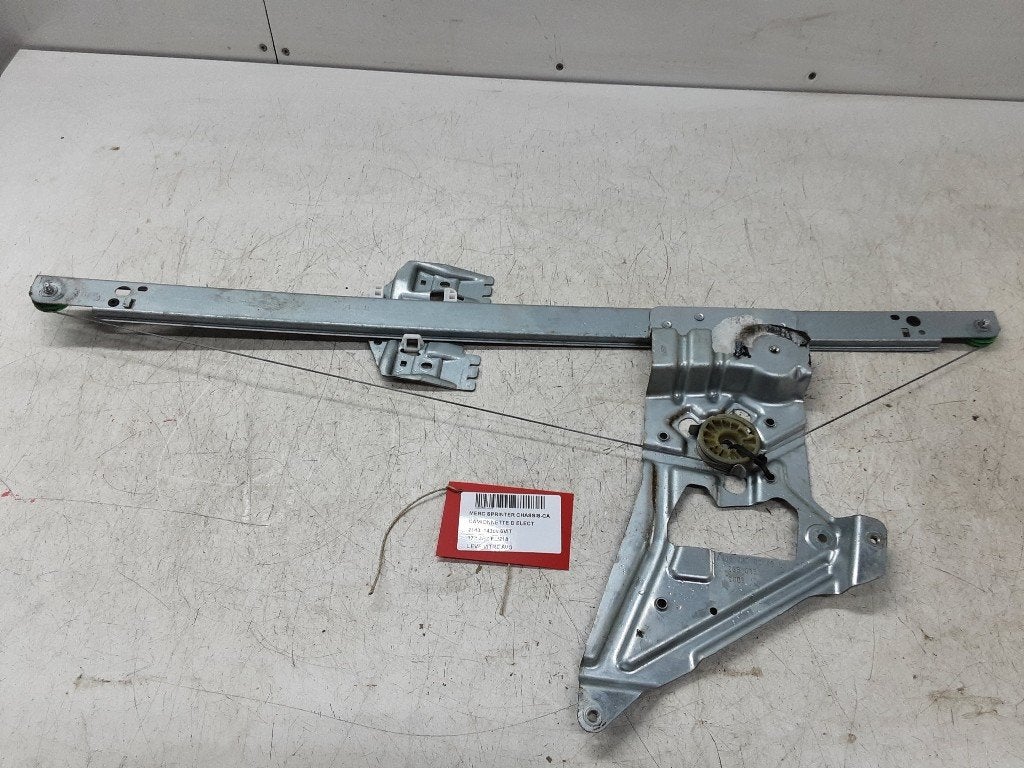 VITRE MECANISME AVANT GAUCHE Mercedes-Benz (A9067200046), Mercedes-Benz, Utilisé, Dialog.mb@mercedes-benz.com, Mercedes-Benz AG
