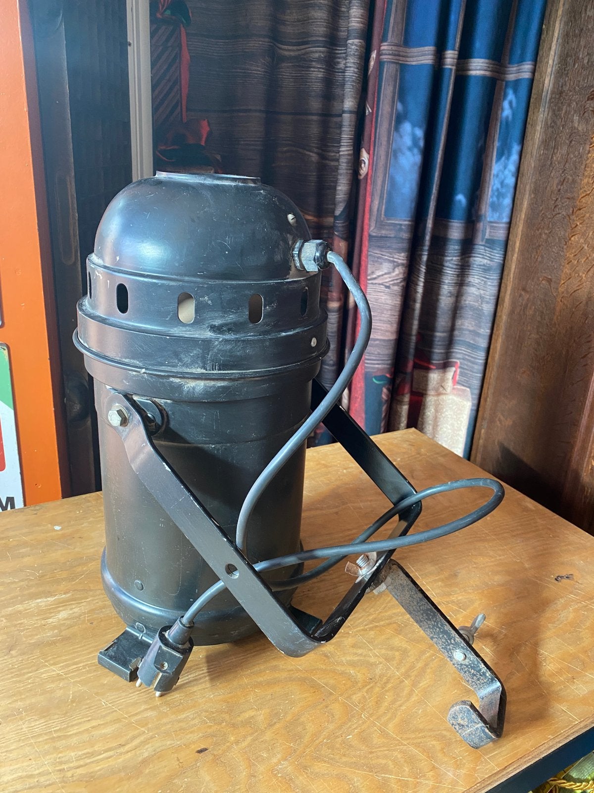 Éclairage de théâtre industriel Par 64 de Thomas, Enlèvement