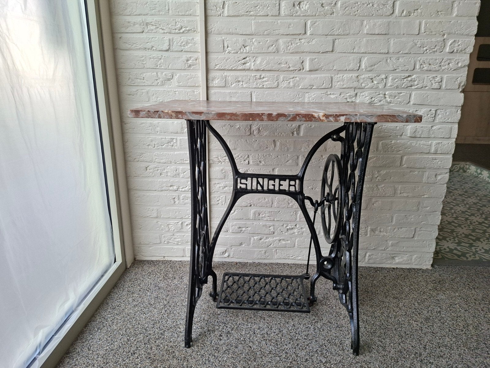 Tafeltje; gietijzeronderstel met bruin marmer blad, Ophalen