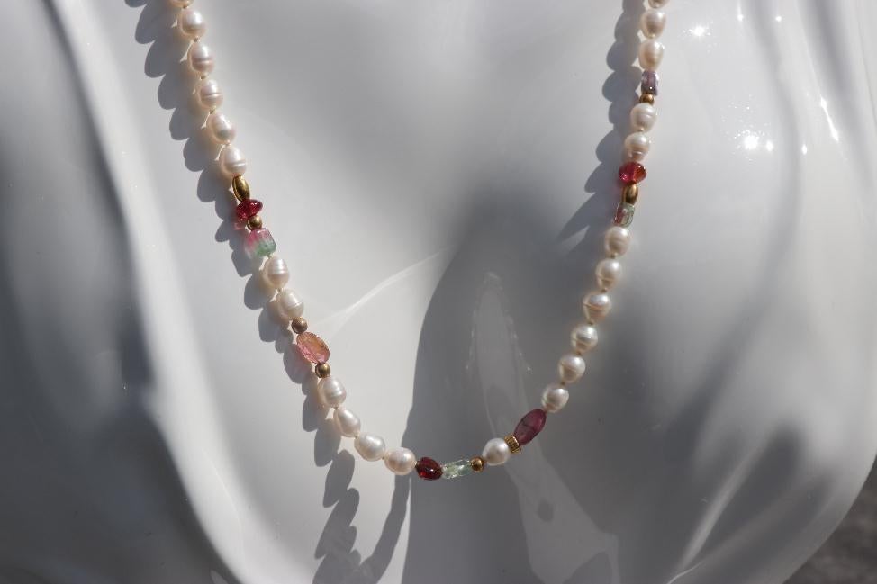 collier de perles avec fermoir or jaune 18 carats neuf, Neuf, Enlèvement ou Envoi, Blanc, Autres matériaux
