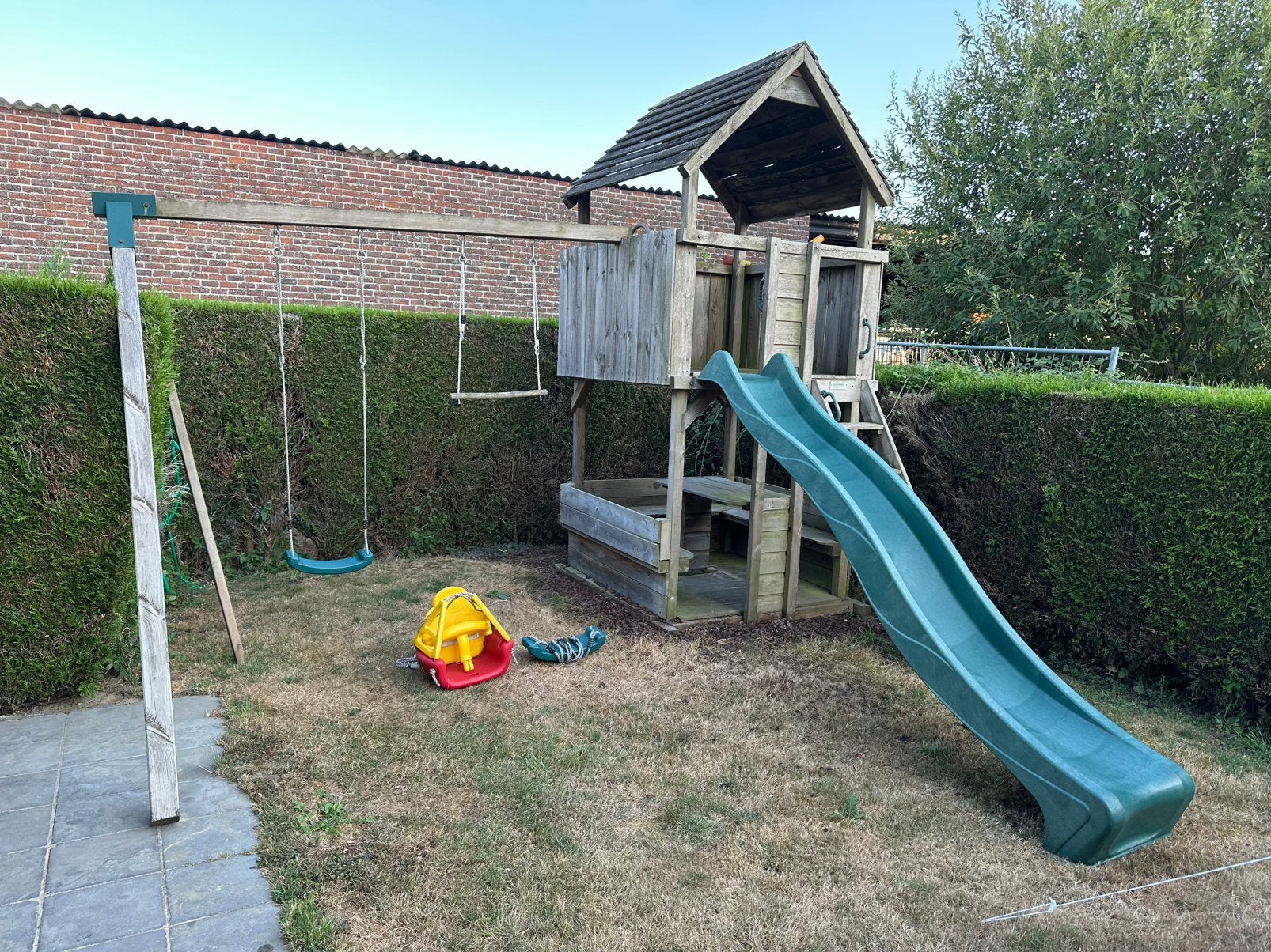 Houten speeltoren met schommels picknicktafel huis glijbaan, Ophalen, Gebruikt, Glijbaan