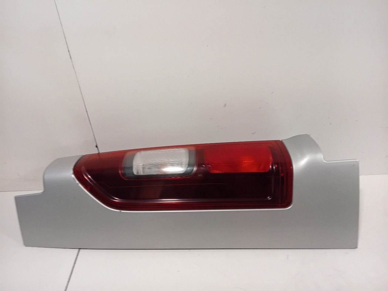 Achterlicht links buiten Renault Trafic, Onderdelen@venauto.nl, Van der Ven Autorecycling B.V., Ettenseweg 76, 4706 PB Roosendaal, The Netherlands