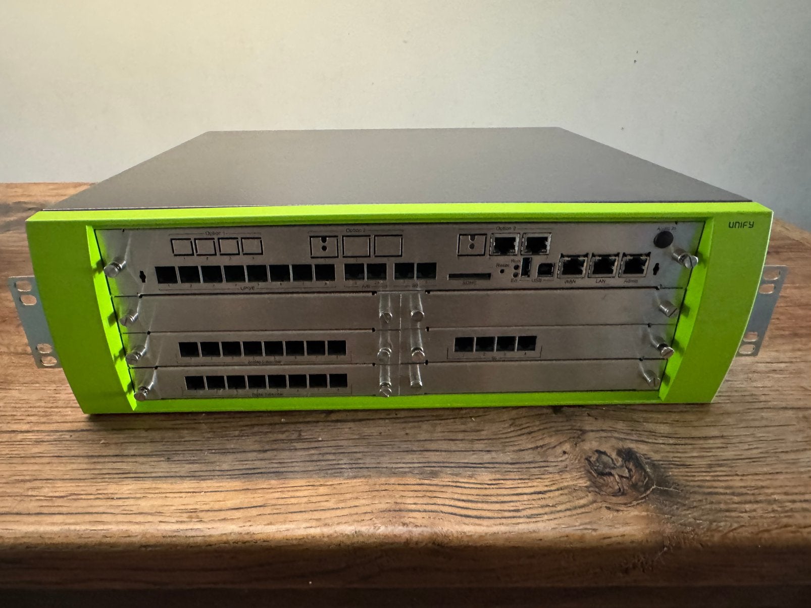 Unify modulaire telefooncentrale - rach mounted, Ophalen, Zo goed als nieuw