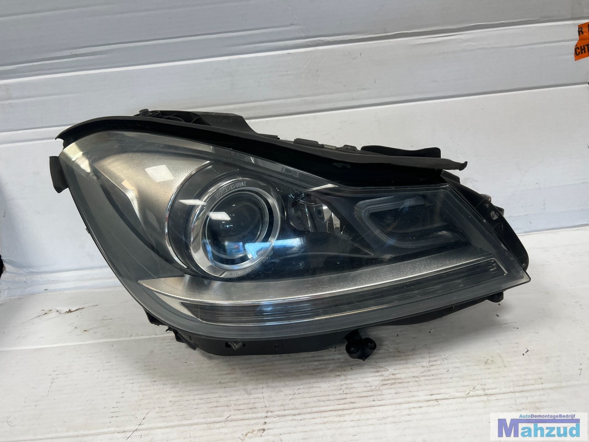 Phare droit LED x non pour Mercedes Classe C W204 (2011-2014, Mercedes-Benz AG, Mercedes-Benz, Utilisé, Mercedesstrasse 120
70372  Stuttgart, DE
