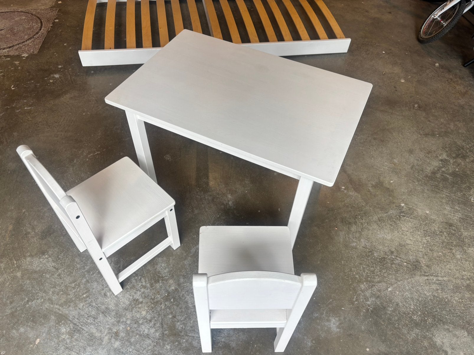 Table IKEA et deux chaises, Enfants & Bébés, Chambre d'enfant | Tables & Chaises, Enlèvement, Utilisé, Table(s) et Chaise(s)