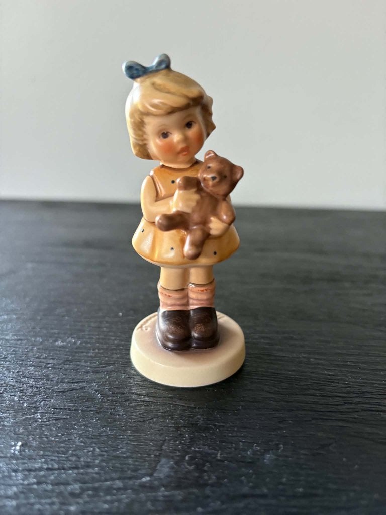 Hummel Goebel meisje met beer, Verzamelen, Ophalen of Verzenden, Zo goed als nieuw, Hummel