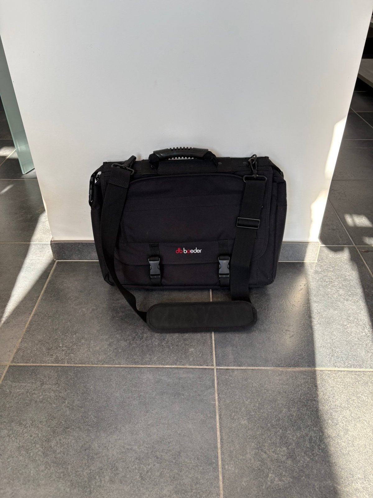 Laptop tas van db boeder, Computers en Software, Ophalen, Gevoerd laptopvak, 17 inch of meer, Zo goed als nieuw