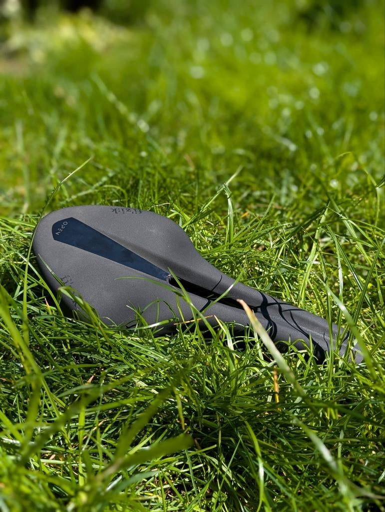 Fietszadel Fizik Arione r1 open met Carbon rails, Ophalen, Zadel, Carbon