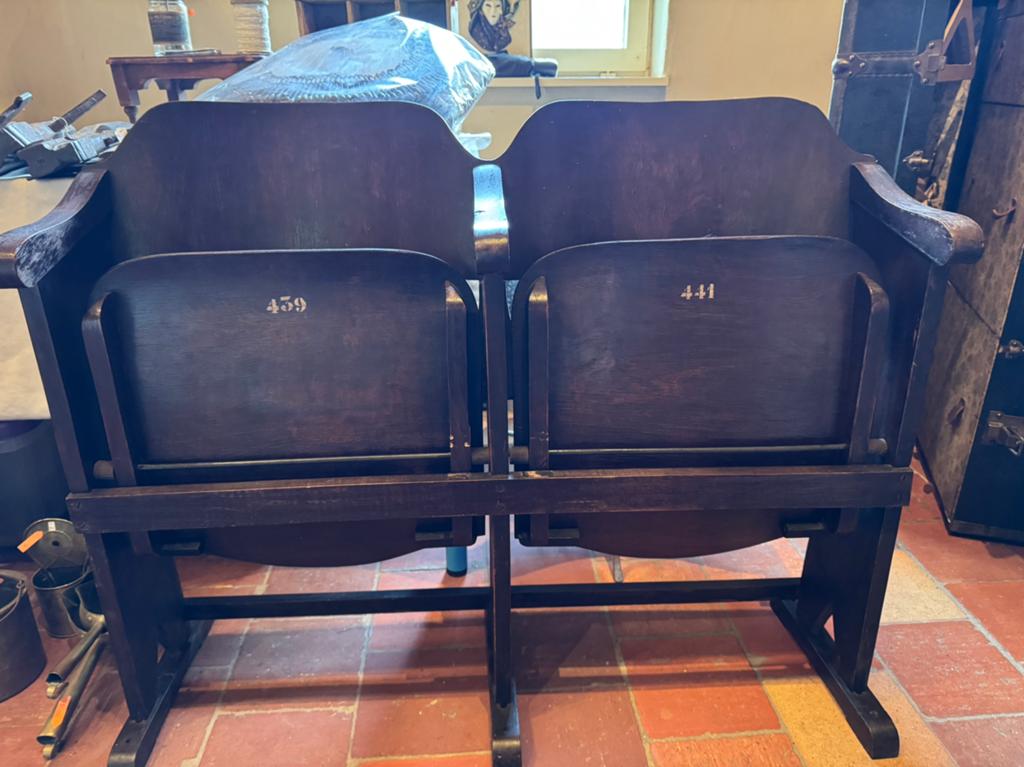 Antieke theaterstoelen, Ophalen