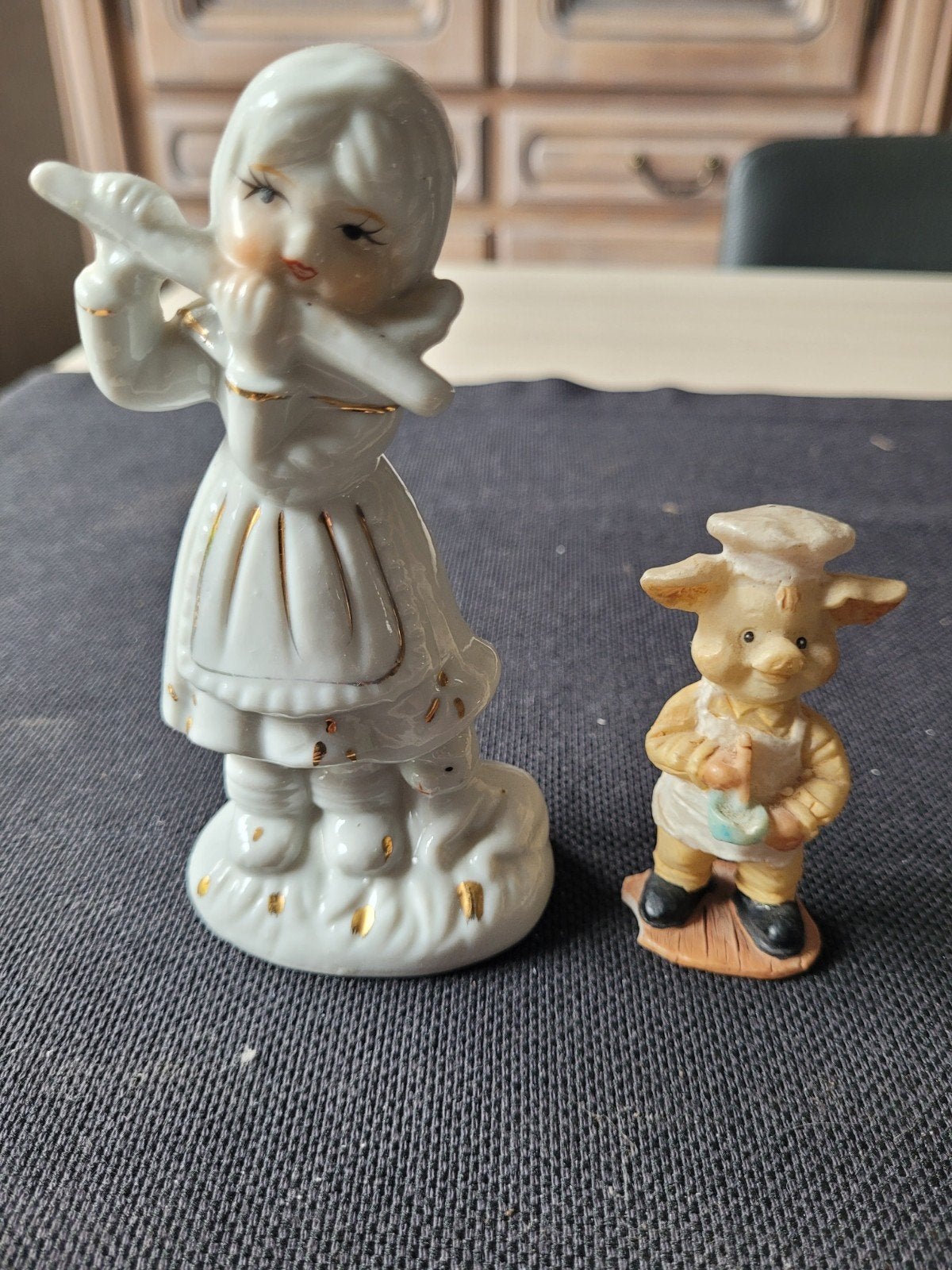 Porseleinen beeldjes van fluitspeler en varken, Ophalen