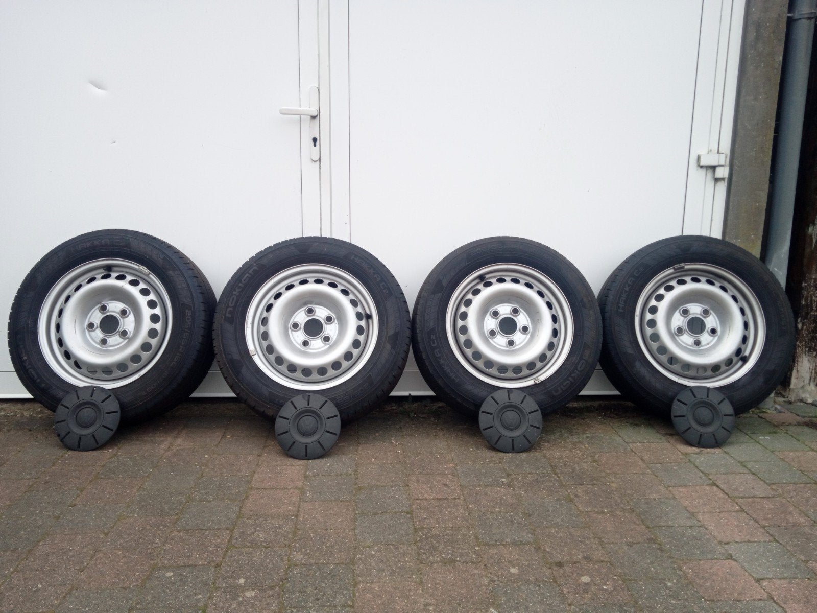 originele 16" wielen met naafdoppen vw T5, T6, T6.1, Ophalen, 16 inch, Banden en Velgen, 205 mm
