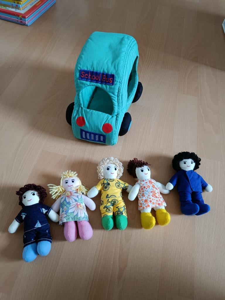 Handgemaakte set stoffen popjes en bus, Enlèvement, Fait main