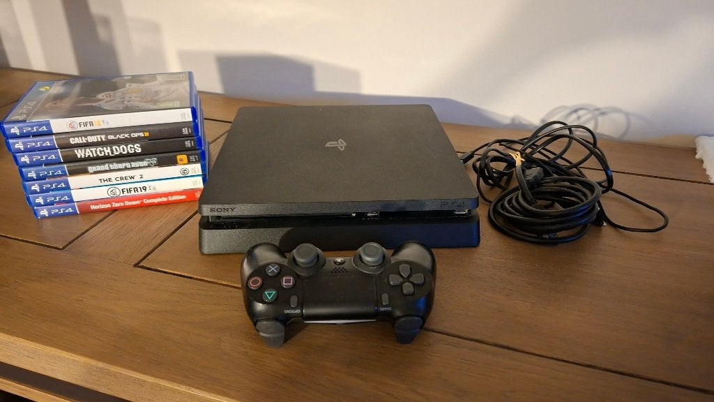 Playstation 4 Slim 1 TB + Controller en 7 games, Consoles de jeu & Jeux vidéo, Consoles de jeu | Sony PlayStation 4, Enlèvement ou Envoi