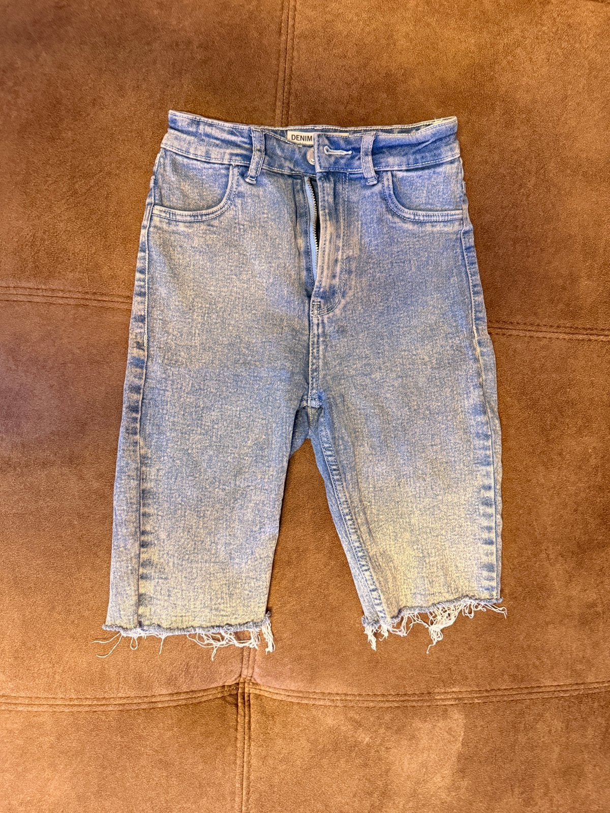 Middellange Korte jeans Bershka - XS, Vêtements | Femmes, Jeans, Enlèvement ou Envoi, Comme neuf