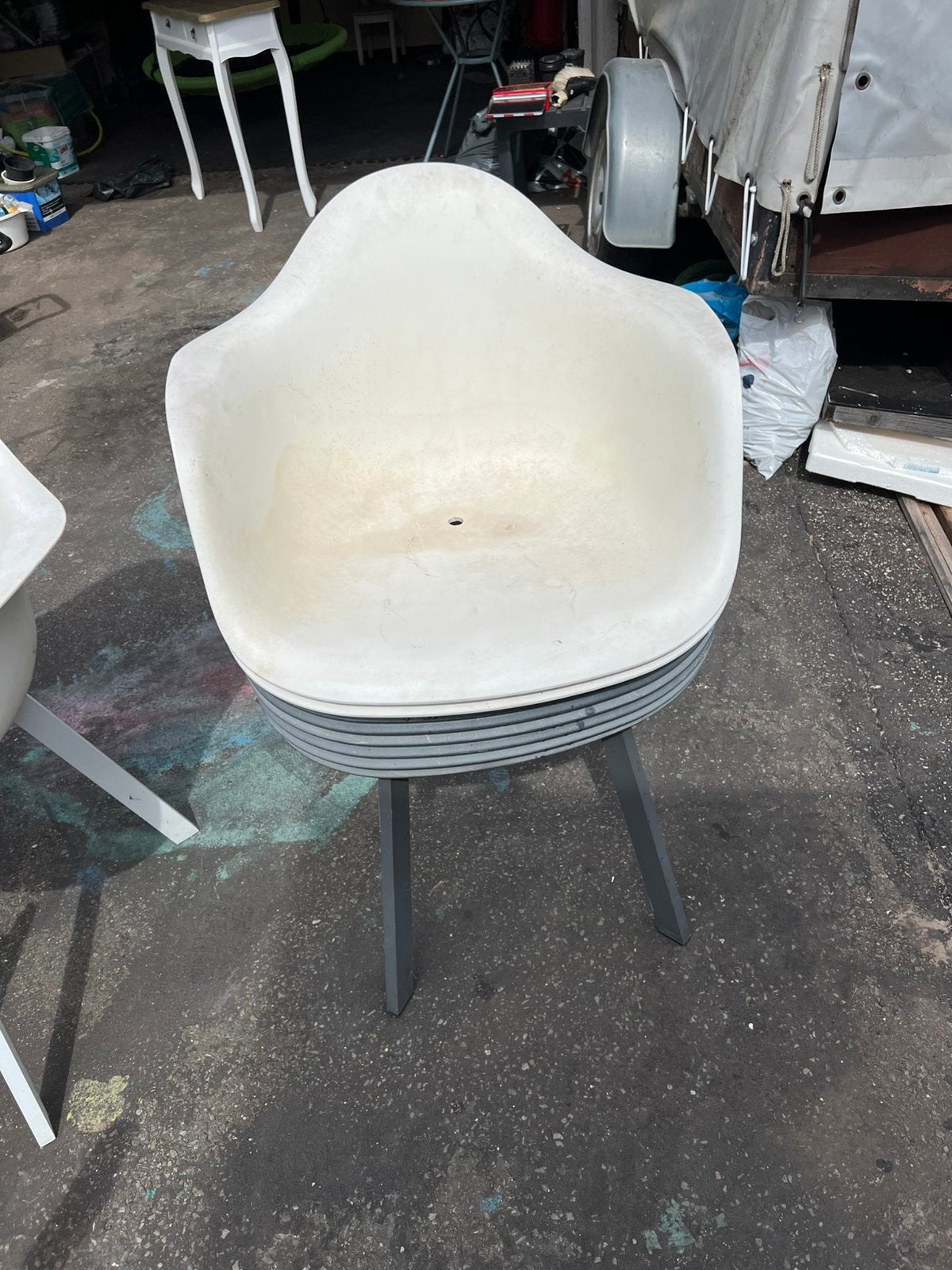 10 stevige 6 grijs 4 wit tuin stoelen, Ophalen, Zo goed als nieuw