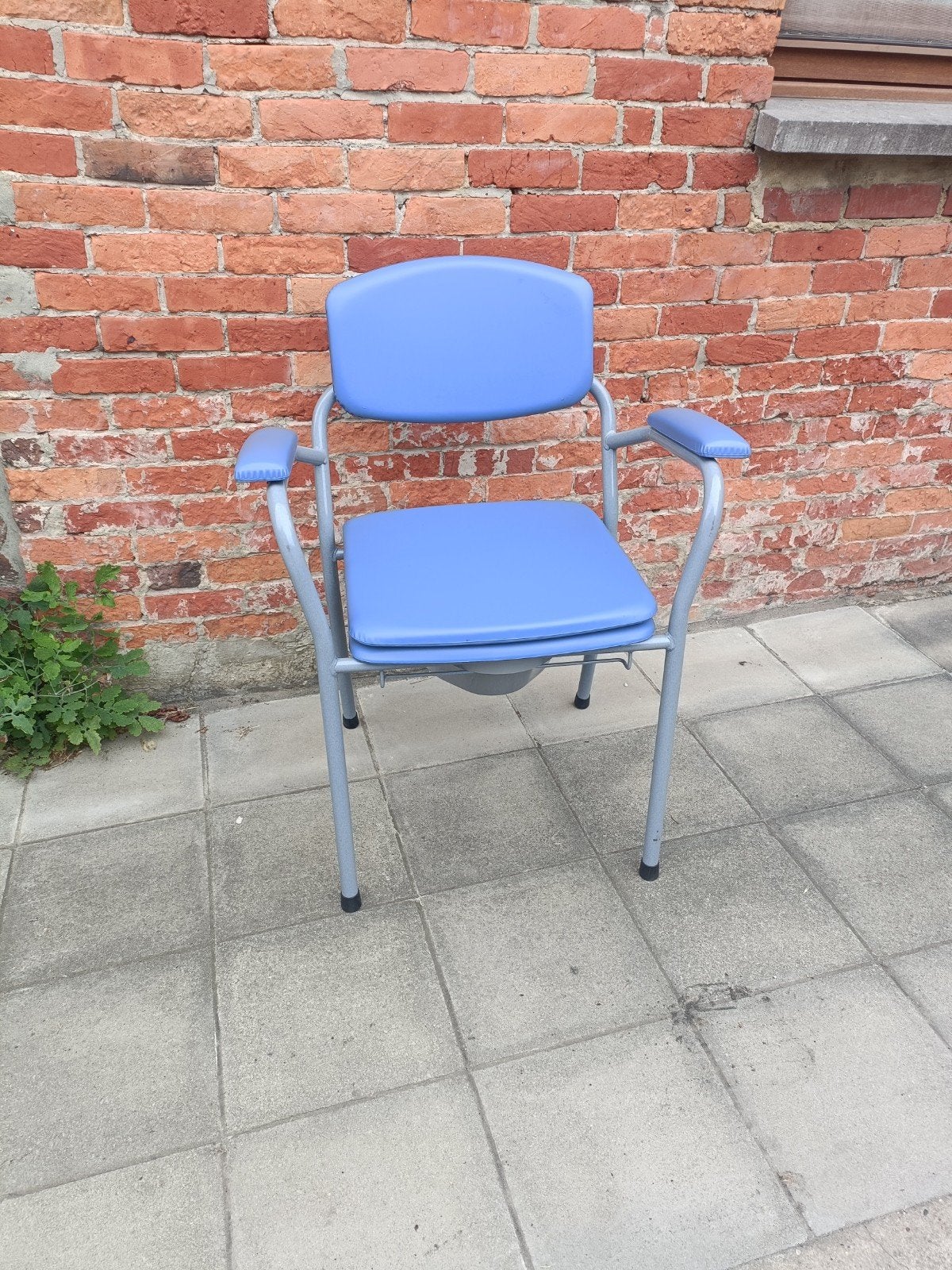chaise percée avec seau hygiénique 53cm large(toute neuve), Diversen, Verpleegmiddelen, Ophalen, Nieuw