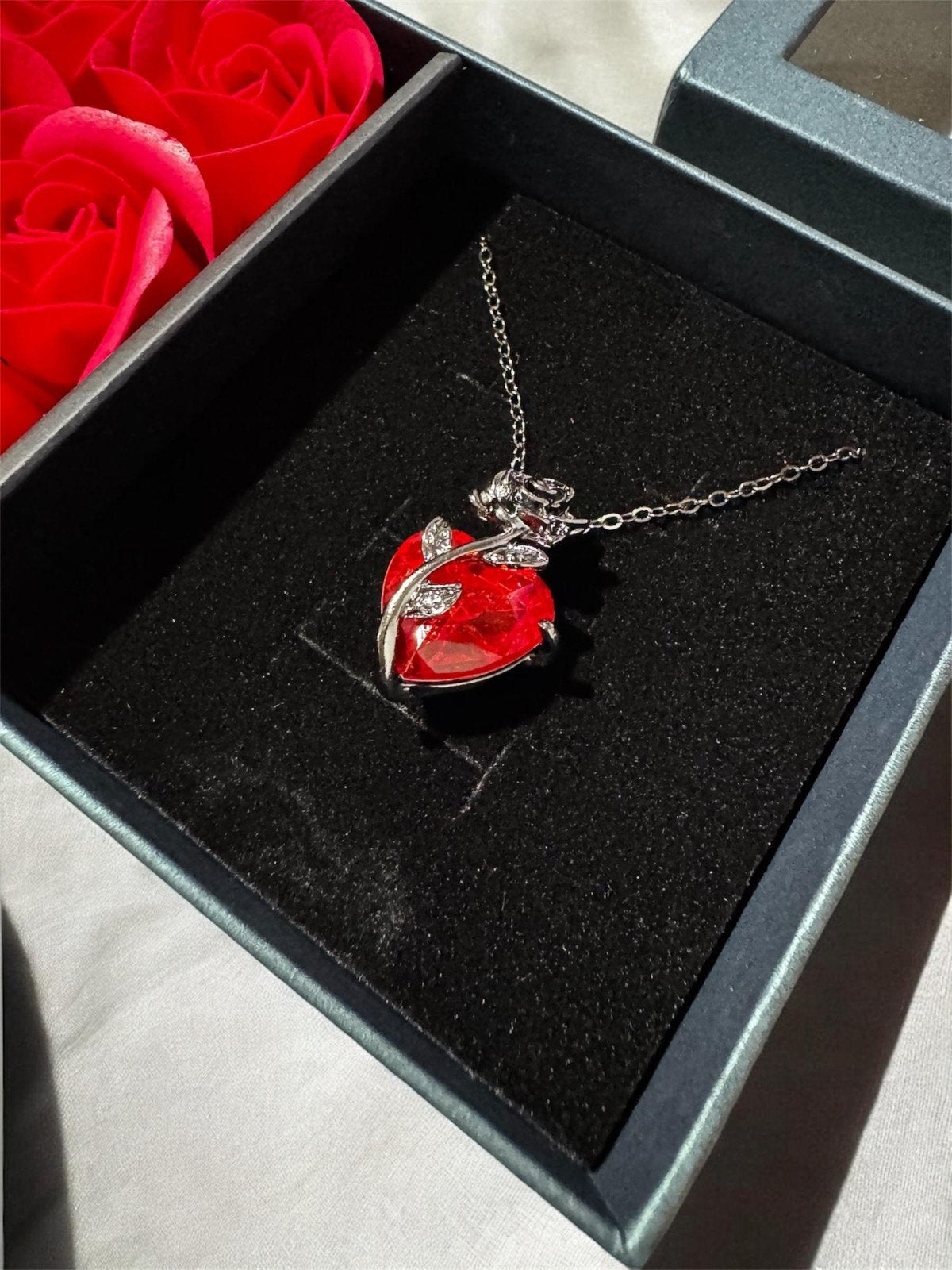 Hartvormige ketting met roos en rode steen, Bijoux, Sacs & Beauté, Bracelets à breloques, Envoi