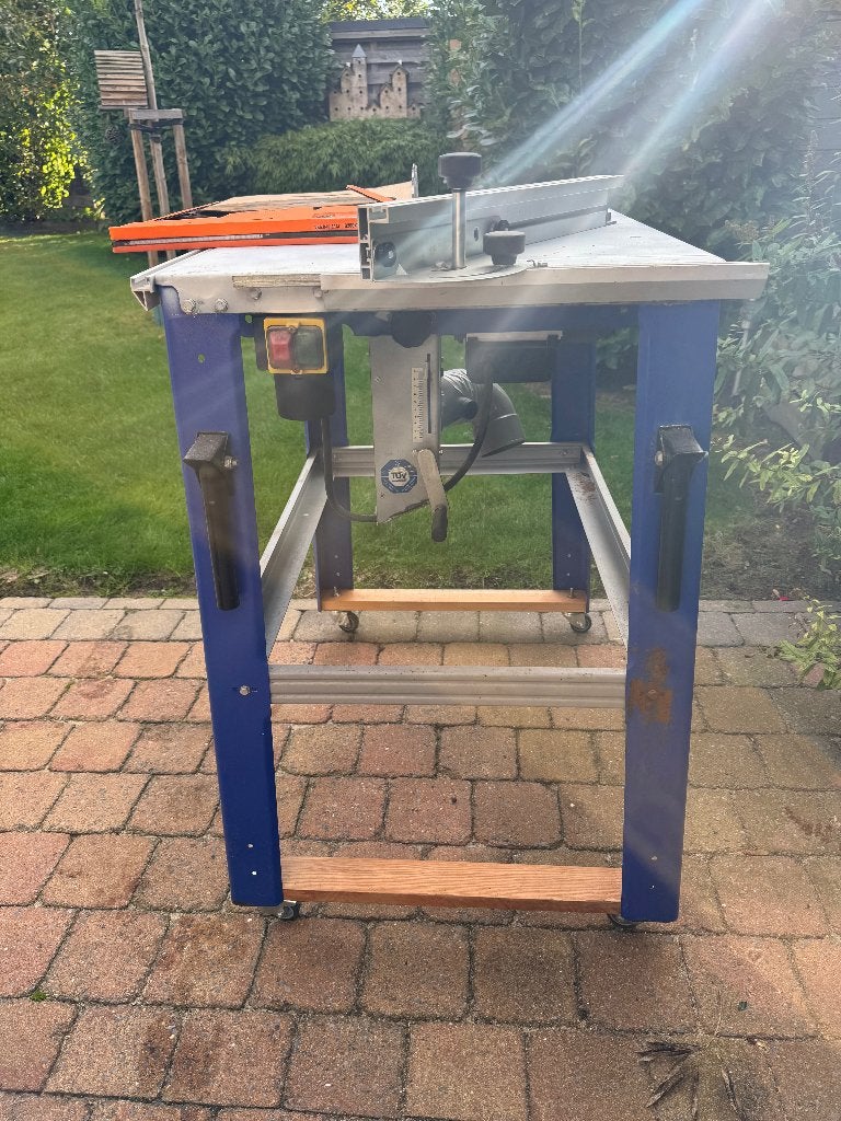 Table de scie - Table de Scie, 600 à 1200 watts, 70 mm ou plus, Enlèvement, Utilisé