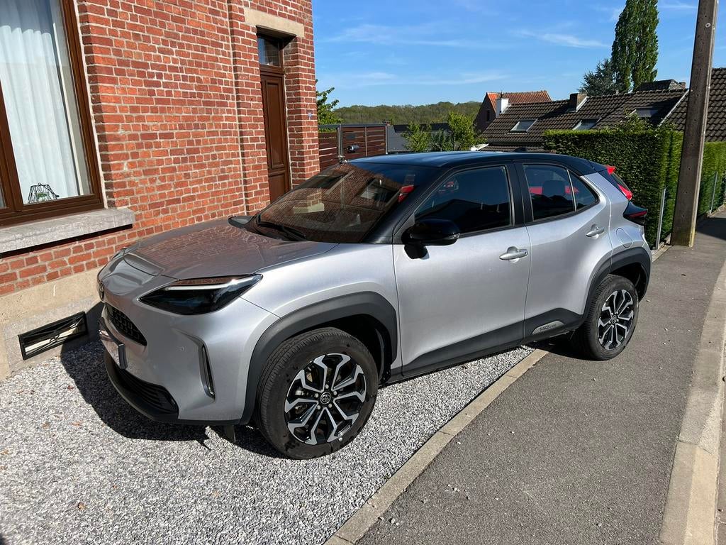 Vends toyota yaris cross hybride + carpass, Stof, Bluetooth, 1490 cc, 5 zetels