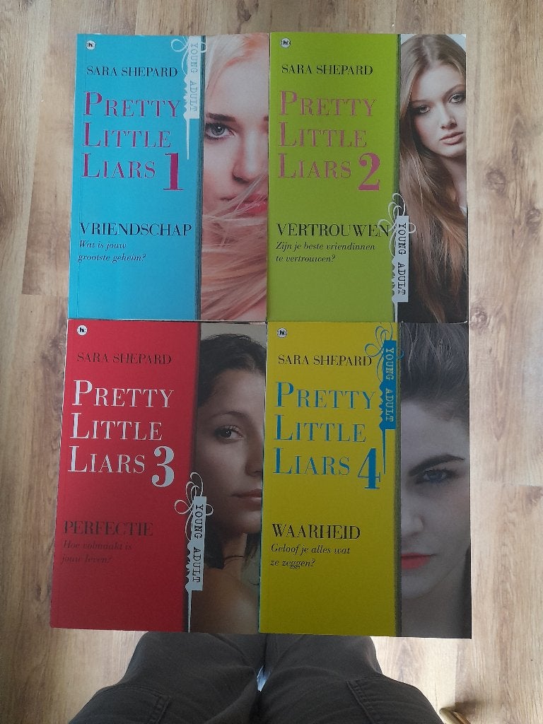Pretty Little Liars: acht boeken + Seizoen 1-6, Boeken, Ophalen of Verzenden, Zo goed als nieuw