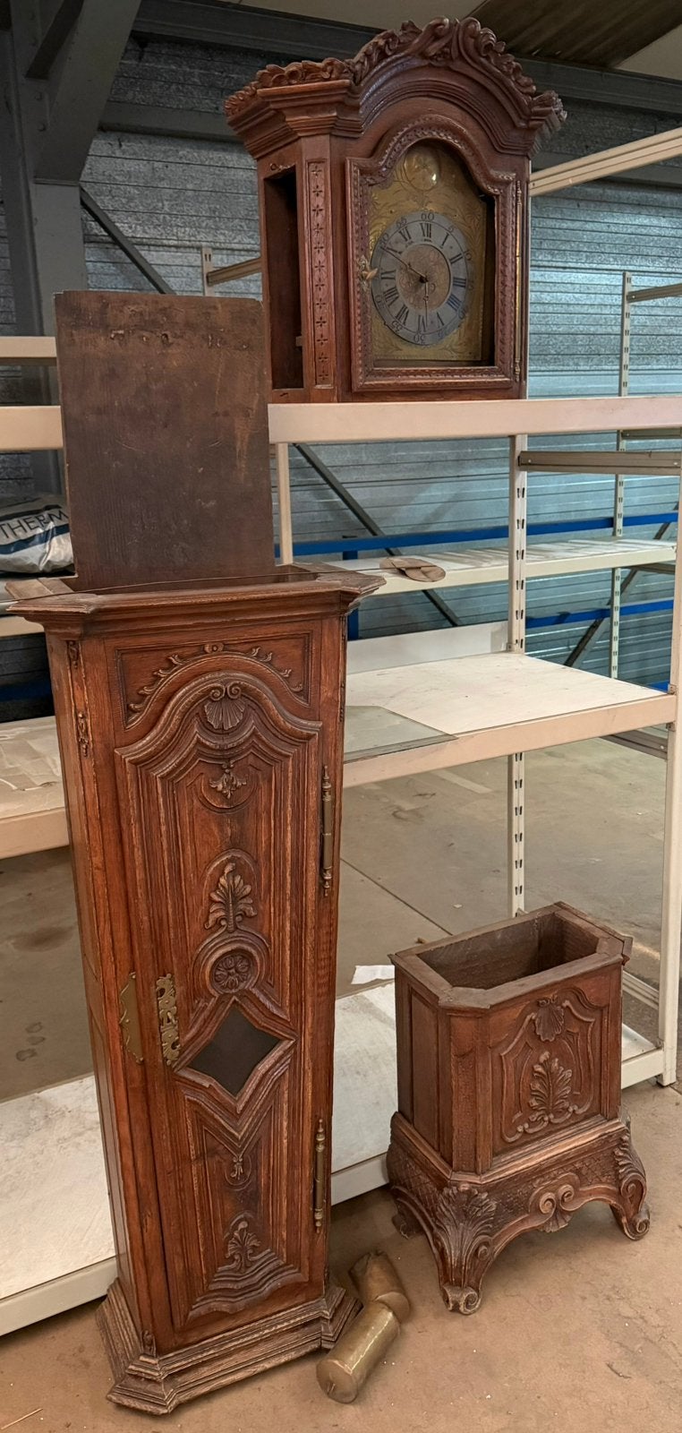 Antieke staande klok – rijk gesculpteerde houten kast, Ophalen
