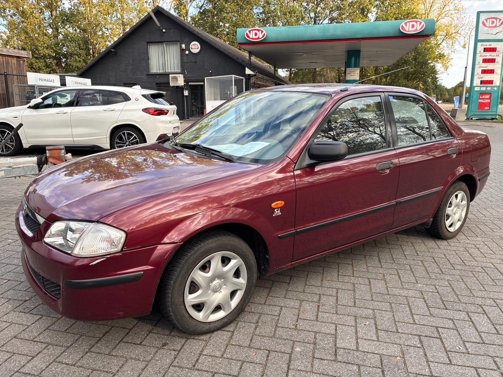 Mazda 323 1.3i 84000km blanco gekeurd v verkoop, Auto's, Voorwielaandrijving, Stof, 4 cilinders, https://public.car-pass.be/vhr/5c126a91-547a-472e-bd02-0c91e06acbd9