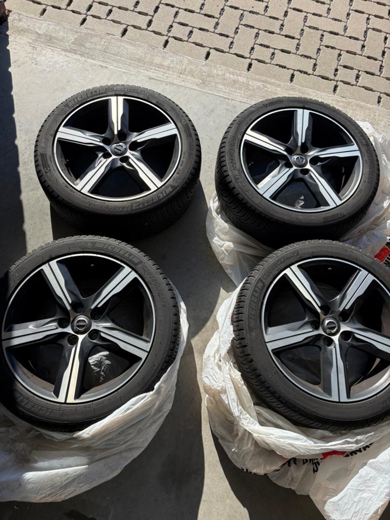 Volvo v40 banden met velgen, Auto-onderdelen, Banden en Velgen, Ophalen, Band(en)