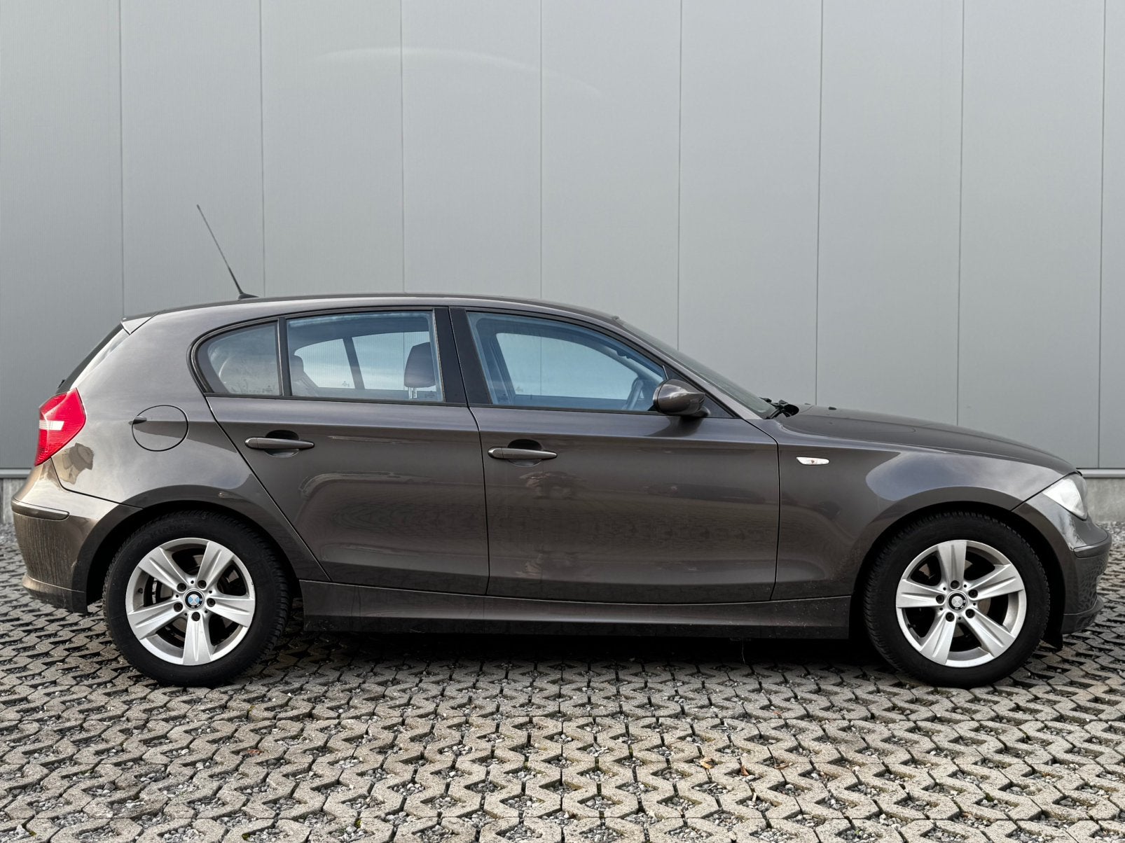 BMW 118i Benzine - Start & Rijdt - €1499, 1 Reeks, LED verlichting, Handgeschakeld, Zilver of Grijs