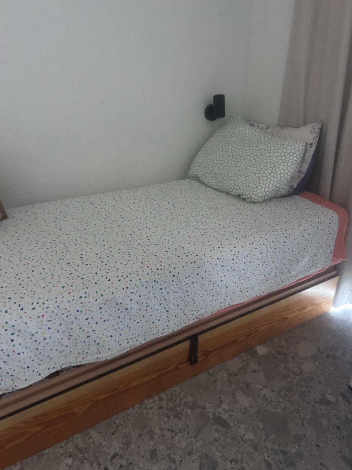 1persoon bed twee matrassen, Ophalen, Zo goed als nieuw