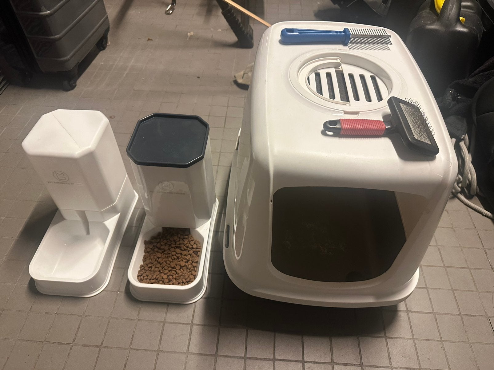 Kattenbak, voeder en drink toren, borstel en kam., Enlèvement, Utilisé