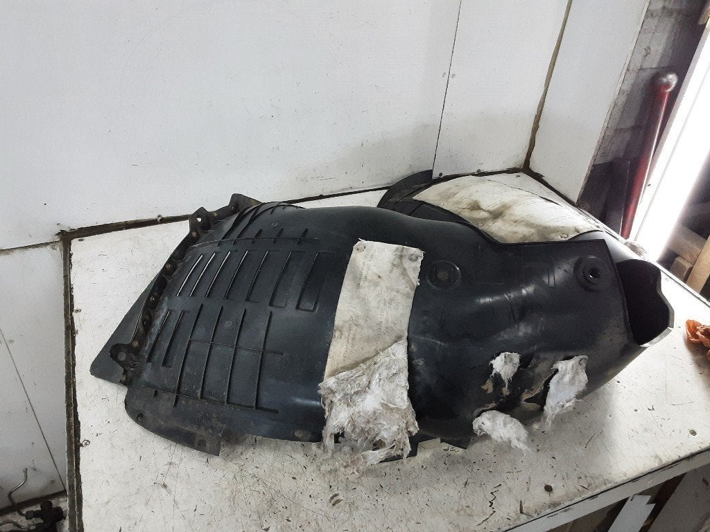 BINNENSPATSCHERM LINKS VOOR Kia Sportage (QL), Spatbord, Theodor-Heuss-Allee 11
60486  Frankfurt am Main, DE, Kia Deutschland GmbH