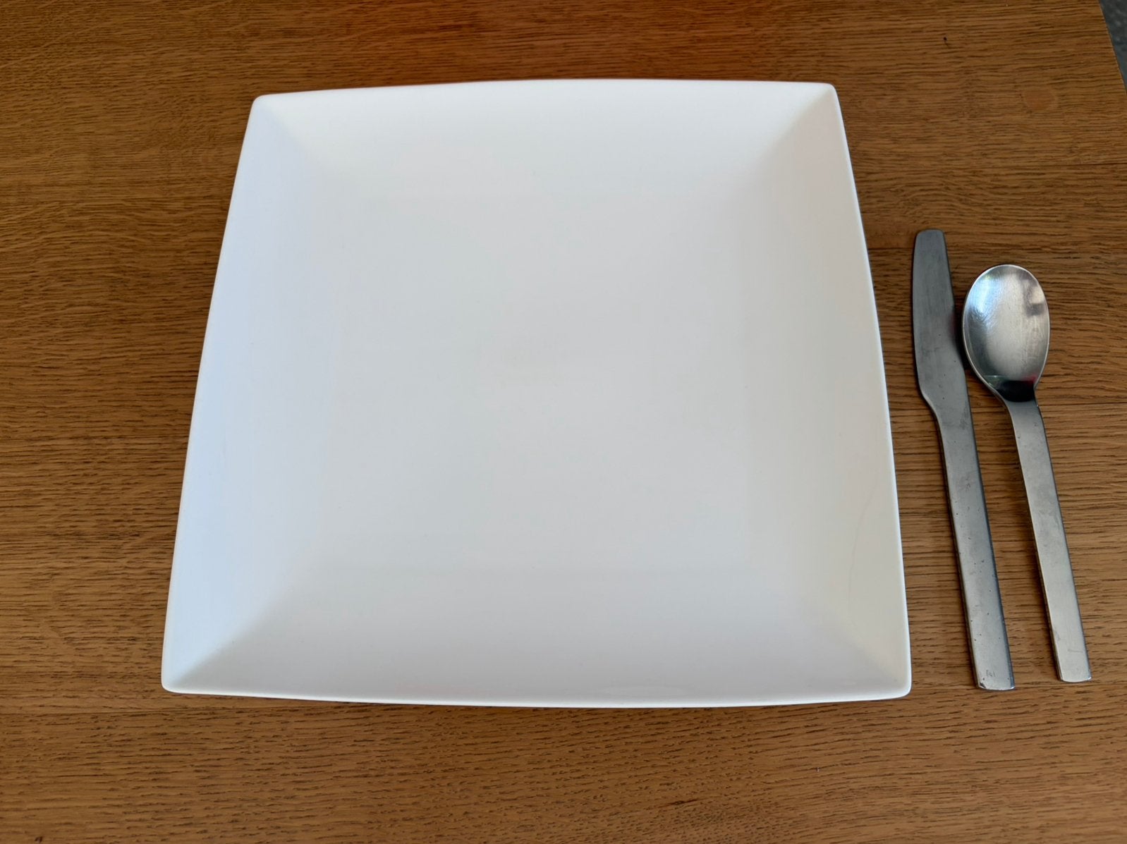 Grandes assiettes plates Yong, Maison & Meubles, Assiettes(s), Enlèvement, Utilisé, Porcelaine