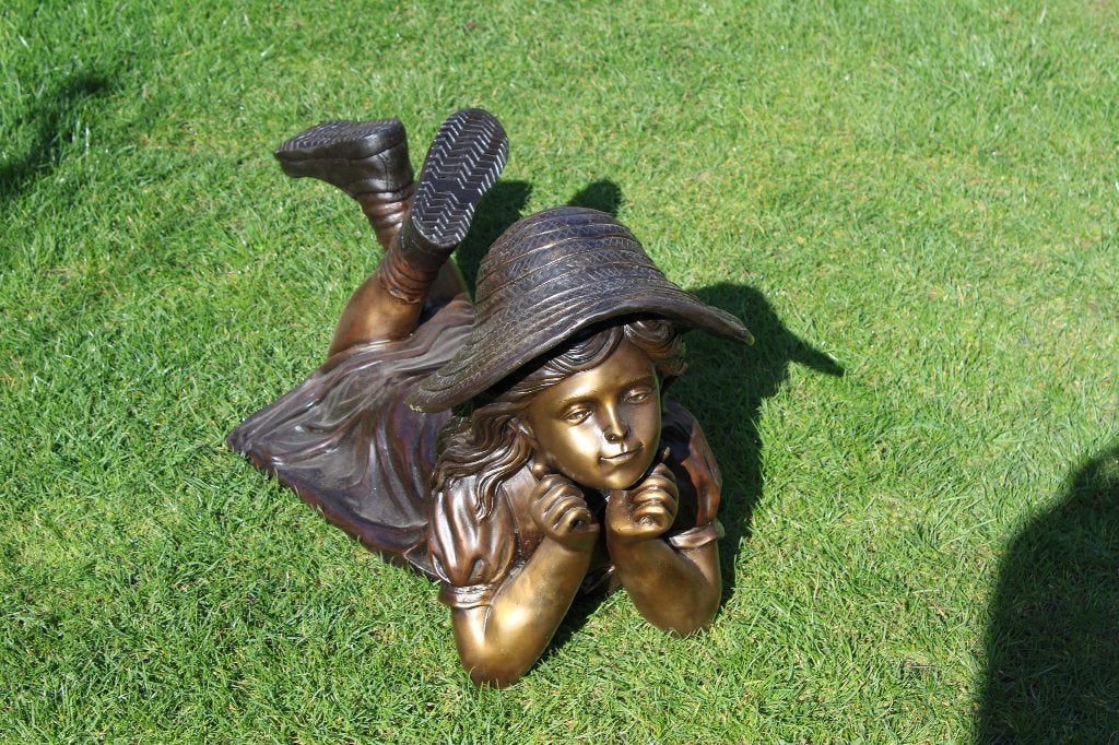 Standbeeld van slapend meisje met bronzen hoed, Tuin en Terras, Waterpartijen en Fonteinen, Nieuw, Overige typen, Overige materialen