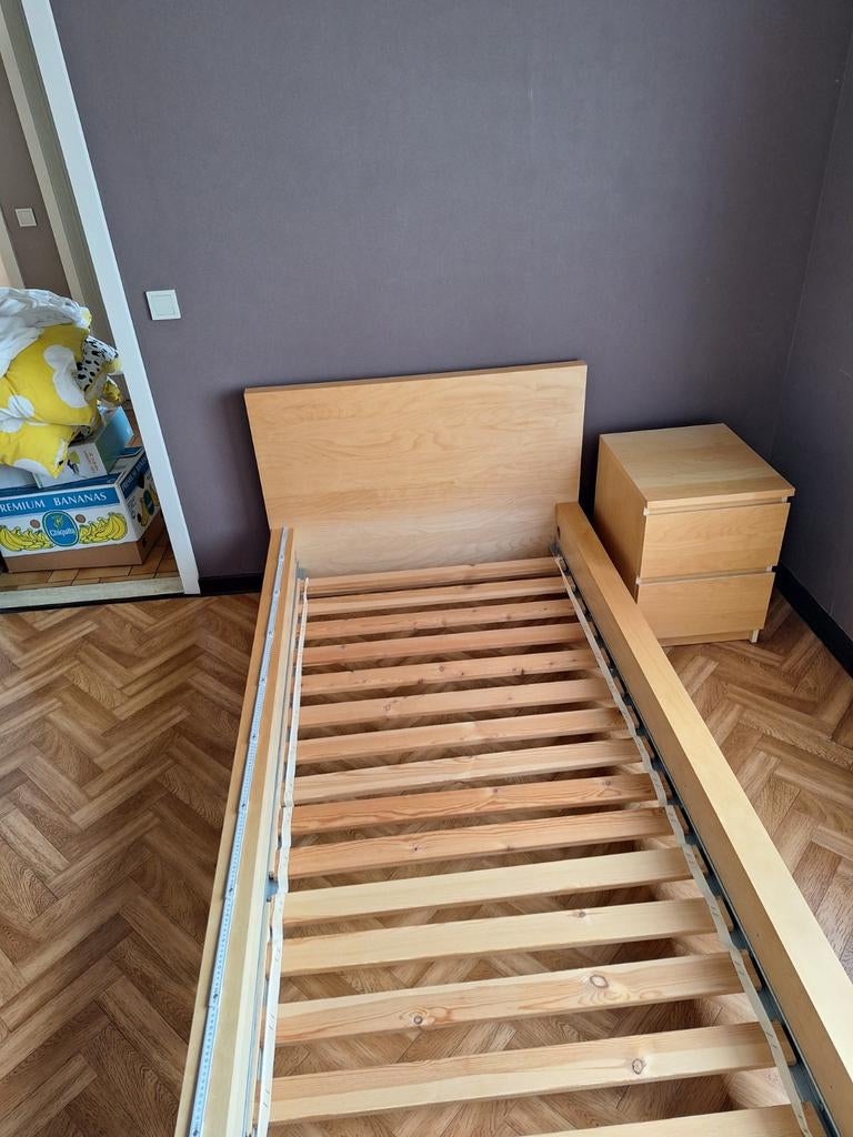 Bed met lattenbodem en nachtkastje, Ophalen