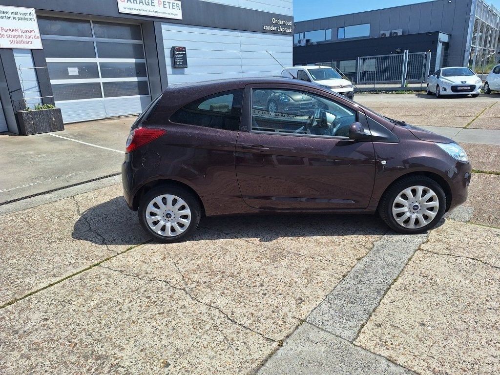 mooie ford ka titanium uitvoering met airco 85000 km, Auto's, Ford, Voorwielaandrijving, 4 zetels, Stof, 4 cilinders