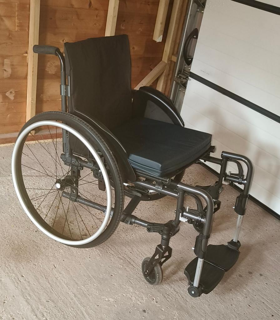 Rolstoel, licht en opvouwbaar., Diversen, Rolstoelen, Ophalen, Inklapbaar, Zo goed als nieuw, Handbewogen rolstoel