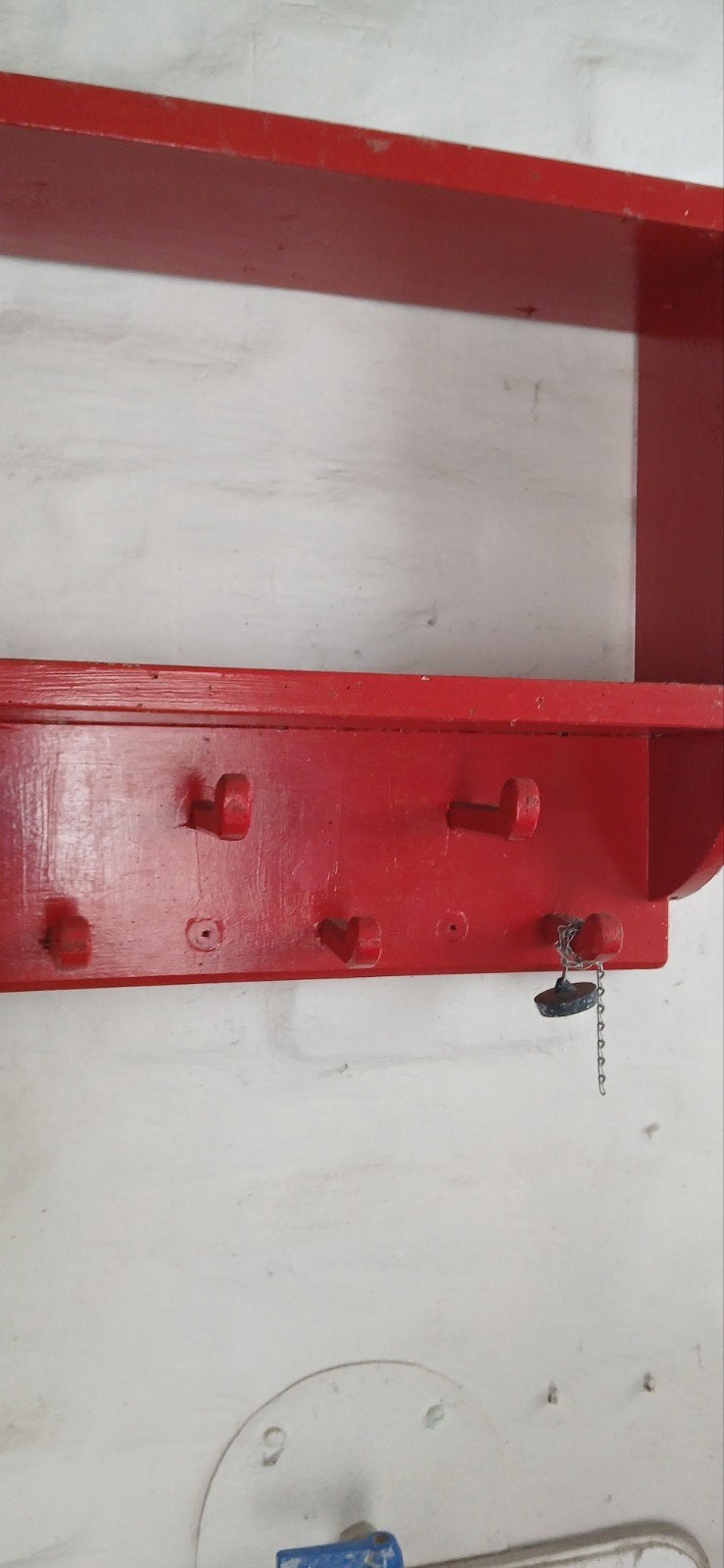 porte-manteau rouge, Enlèvement
