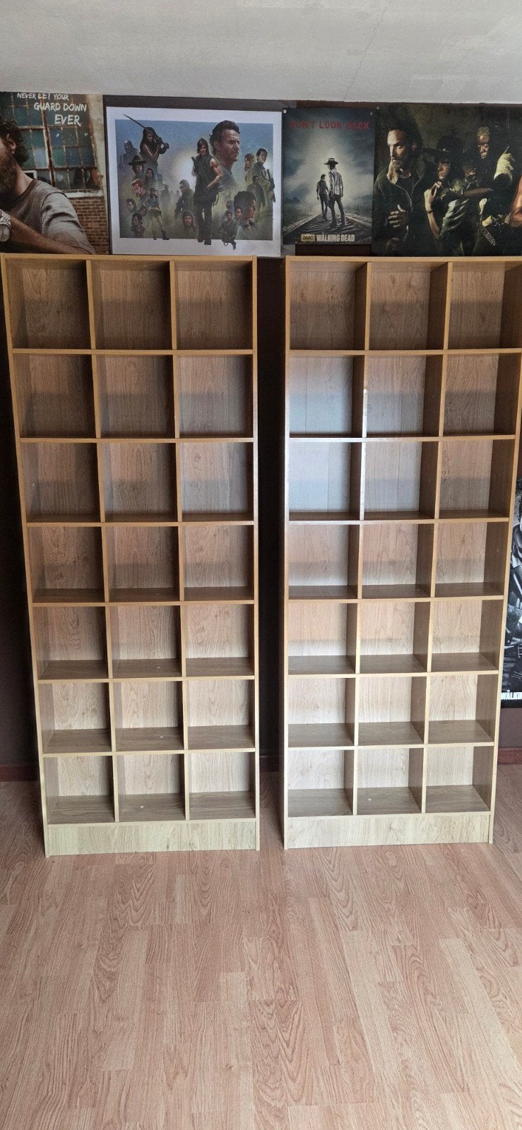 2 dvd kasten, Ophalen, 150 discs of meer, Zo goed als nieuw, Hout