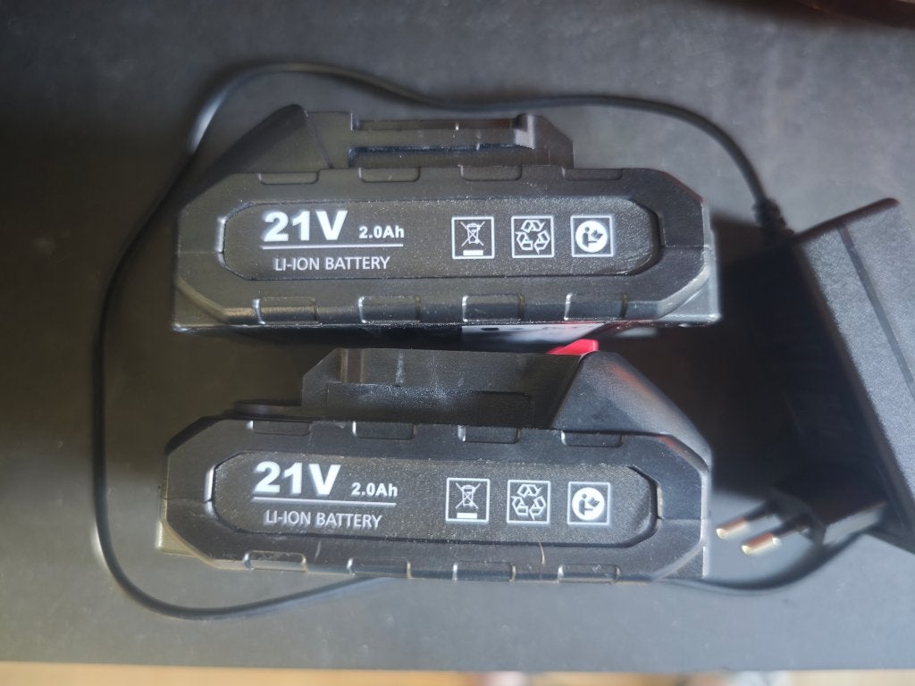 Deux petites batteries 2,0 Ah 18 V et un chargeur pou Makita, Enlèvement ou Envoi, Comme neuf