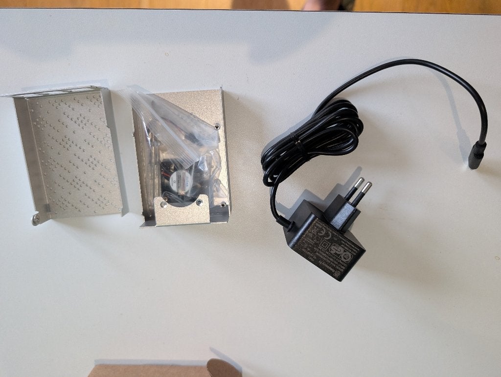 Raspberry Pi 4: officiële voeding + alu behuizing met fan, Enlèvement ou Envoi, Neuf