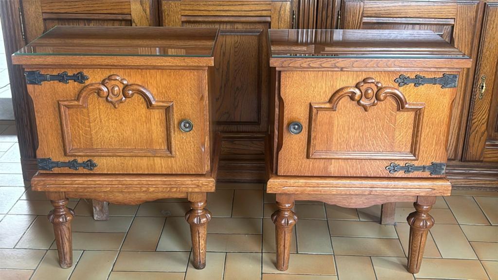 Vintage houten nachtkastjes op voeten +beschermglas bovenop, Huis en Inrichting, Ophalen