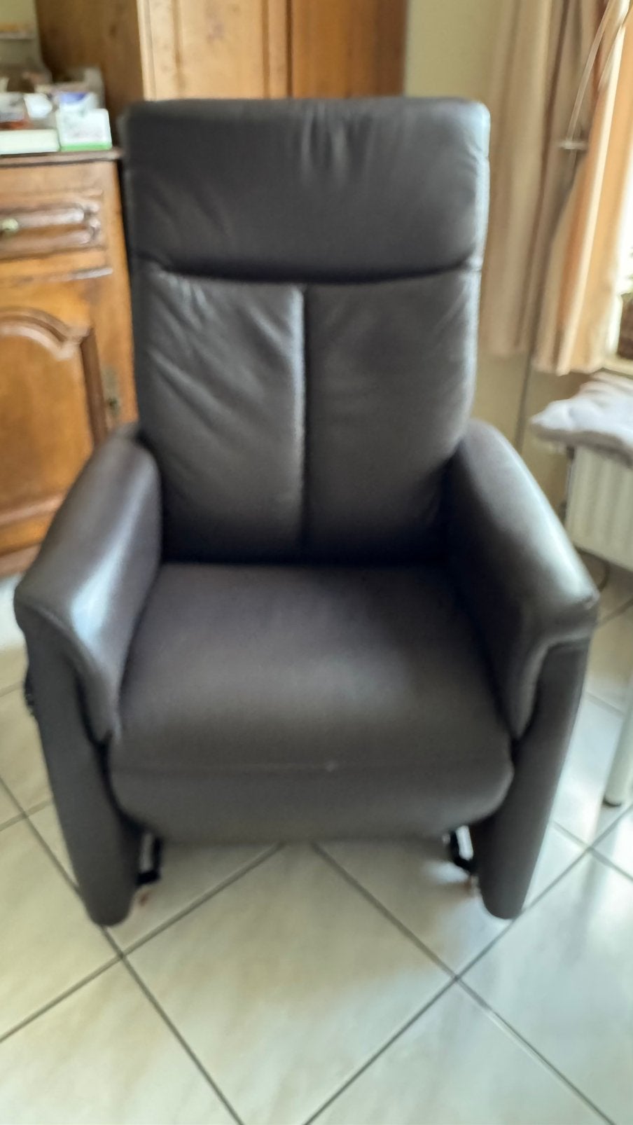 2 fauteuils releveurs électriques HUKLA en cuir bi-moteurs, Enlèvement, Utilisé, Cuir, 50 à 75 cm
