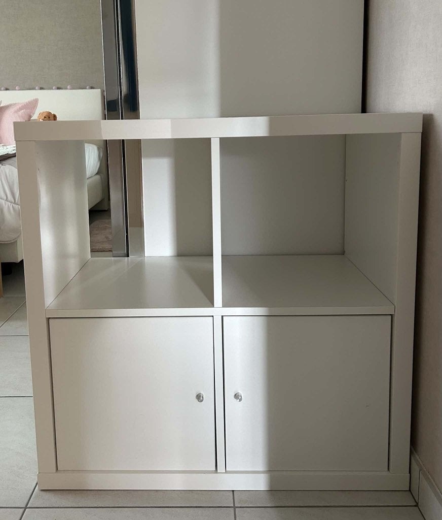 Witte IKEA KALLAX kast met 2 deurtjes, Ophalen, 50 tot 100 cm, Minder dan 100 cm, 25 tot 50 cm
